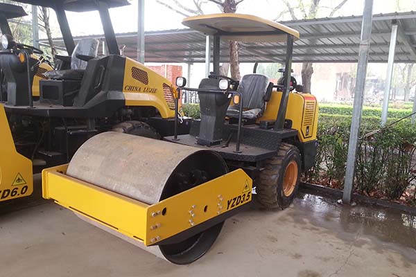 振動壓路機(jī)